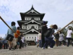 1.800 orang di Jepang bergotong royong memindahkan bangunan utama Kastil Hirosaki yang berbobot hampir 400 ton menggunakan tali dan teknik tradisional hikiya/Foto : Dok. Reuters