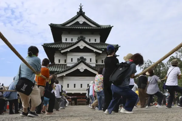1.800 orang di Jepang bergotong royong memindahkan bangunan utama Kastil Hirosaki yang berbobot hampir 400 ton menggunakan tali dan teknik tradisional hikiya/Foto : Dok. Reuters