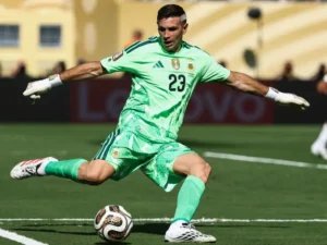 Emiliano Martinez Resmi Gabung Chelsea, Dikontrak 3 Tahun
