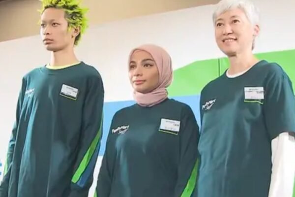 FamilyMart Jepang resmi memperbarui aturan penampilan karyawan mulai 1 September 2026, salah satunya karyawan muslim boleh berhijab/Foto : Dok. X @mrjeffu