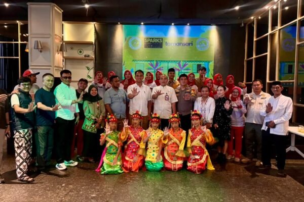 dalam kegiatan “Sajian Betawi, Cerita Tamansari” yang digelar Sparks Life Jakarta Artotel Curated bersama Kelurahan Tamansari pada Jumat (28/8)/Foto : Dok. Sparks Life Jakarta
