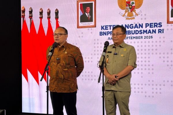 Anggota Ombudsman RI, Robert Na Endi Jaweng bersama Sekretaris Utama BNPB, Rustian, saat sesi konferensi pers di Gedung Graha BNPB 38, Jakarta, Rabu (2/8)/Foto : Dok. GPriority (Nindya Farhah Azzahrah)
