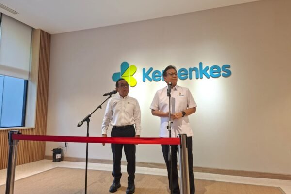 Menteri Kesehatan Budi Gunadi Sadikin meluncurkan seleksi 25 program studi (prodi) baru Program Pendidikan Dokter Spesialis (PPDS) berbasis Rumah Sakit Pendidikan sebagai Penyelenggara Utama (RSPPU) sekaligus melakukan serah terima peserta PPDS Batch IV di Kementerian Kesehatan, Jakarta, Kamis (3/9)/Foto : Dok. GPriority (Risma Octavia)