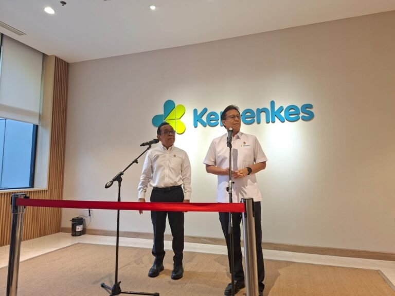 Menteri Kesehatan Budi Gunadi Sadikin meluncurkan seleksi 25 program studi (prodi) baru Program Pendidikan Dokter Spesialis (PPDS) berbasis Rumah Sakit Pendidikan sebagai Penyelenggara Utama (RSPPU) sekaligus melakukan serah terima peserta PPDS Batch IV di Kementerian Kesehatan, Jakarta, Kamis (3/9)/Foto : Dok. GPriority (Risma Octavia)