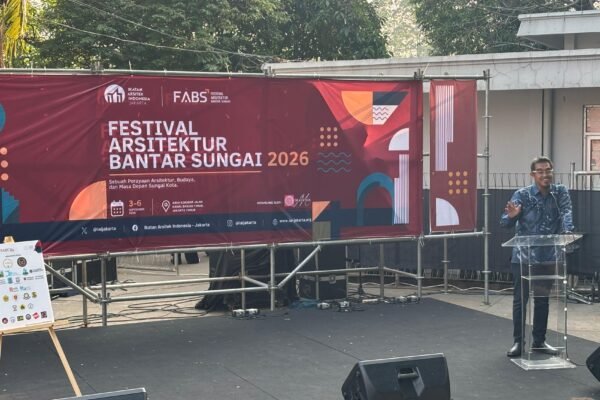 Ketua IAI Jakarta Teguh Aryanto saat membuka Festival Arsitektur Bantar Sungai (FABS) 2026 yang digelar di kawasan Kanal Banjir Timur (KBT), Weir BKT Malaka Sari, Duren Sawit, Jakarta Timur, dari 3-6 September 2026/Foto : Dok. GPriority (Nindya Farhah Azzahrah)