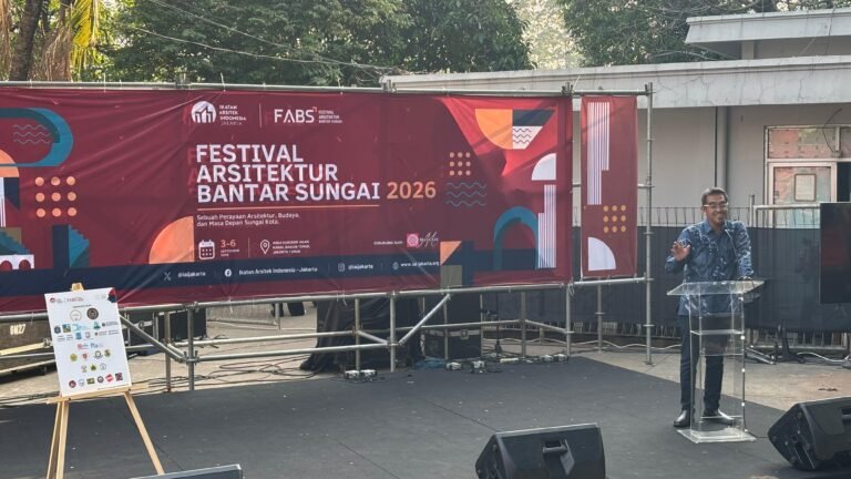 Ketua IAI Jakarta Teguh Aryanto saat membuka Festival Arsitektur Bantar Sungai (FABS) 2026 yang digelar di kawasan Kanal Banjir Timur (KBT), Weir BKT Malaka Sari, Duren Sawit, Jakarta Timur, dari 3-6 September 2026/Foto : Dok. GPriority (Nindya Farhah Azzahrah)