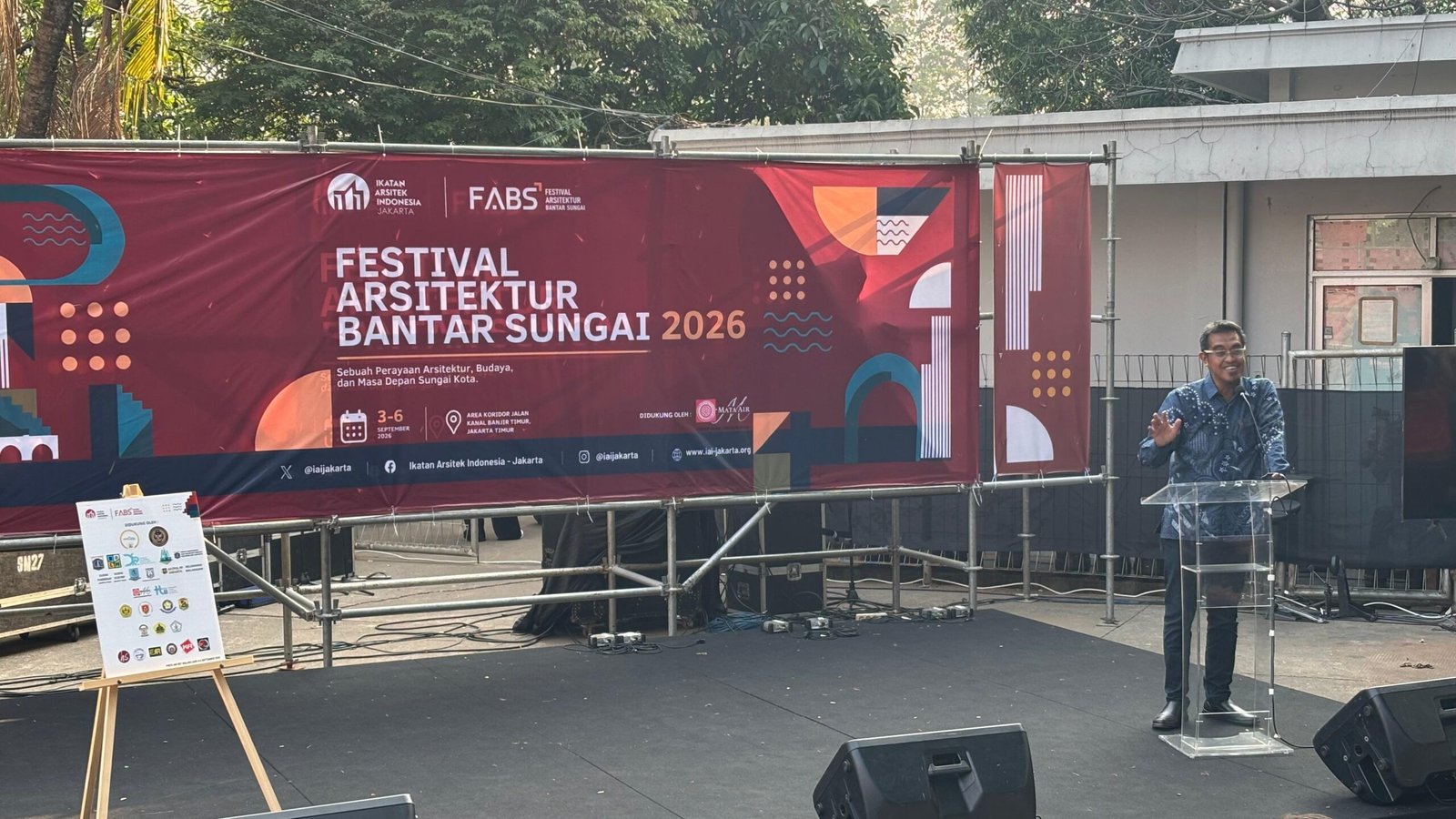 Ketua IAI Jakarta Teguh Aryanto saat membuka Festival Arsitektur Bantar Sungai (FABS) 2026 yang digelar di kawasan Kanal Banjir Timur (KBT), Weir BKT Malaka Sari, Duren Sawit, Jakarta Timur, dari 3-6 September 2026/Foto : Dok. GPriority (Nindya Farhah Azzahrah)