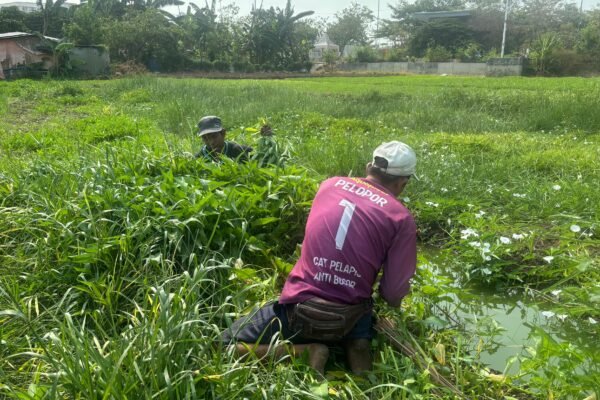 Akim, petani sayur yang menggarap lahan kosong di sekitar Jakarta International Stadium (JIS), Jakarta Utara/Foto : Dok. GPriority (Nindya Farhah Azzahrah)