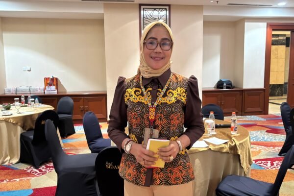 Kepala DPMPTSP Kaltara, Dr. Hj. Hasriyani, S.H., M.M., selepas menghadiri Focus Group Discussion (FGD) di Hotel Bidakara, Jakarta, Rabu (16/9)/Foto : Dok. GPriority (Nindya Farhah Azzahrah)