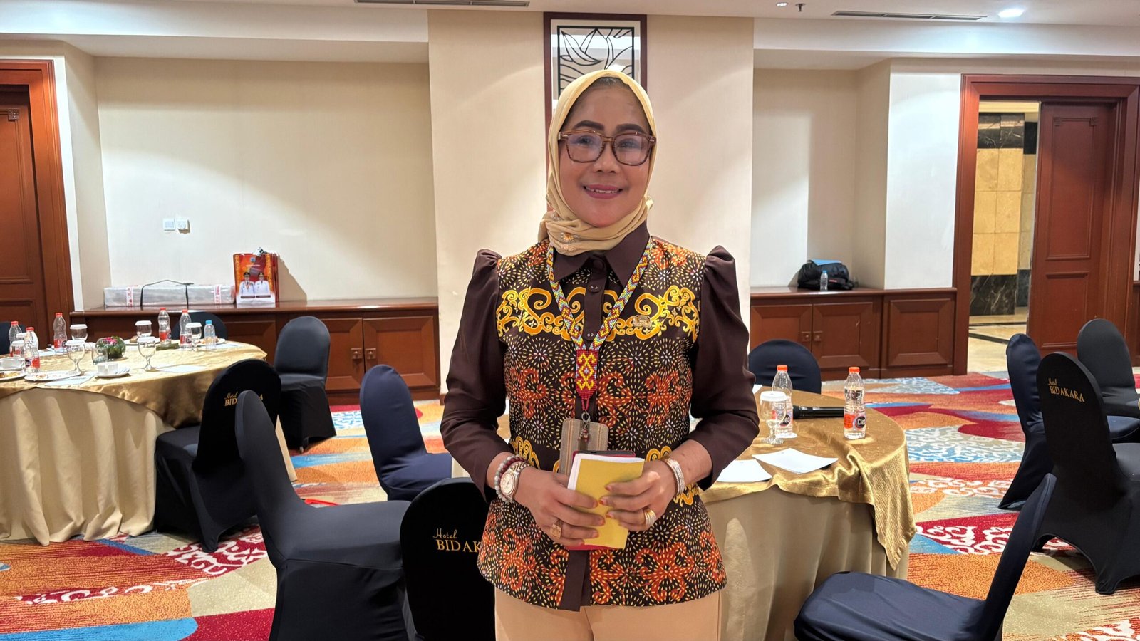 Kepala DPMPTSP Kaltara, Dr. Hj. Hasriyani, S.H., M.M., selepas menghadiri Focus Group Discussion (FGD) di Hotel Bidakara, Jakarta, Rabu (16/9)/Foto : Dok. GPriority (Nindya Farhah Azzahrah)
