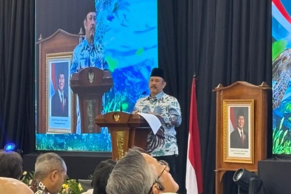 Menteri PPN/Kepala Bappenas Rachmat Pambudy saat memberikan sambutan dalam agenda Peluncuran Peta Jalan Perlindungan dan Pengelolaan Ekosistem Karbon Biru Indonesia 2026-2045 di Gedung Bappenas RI, Jakarta, Senin (21/9)/Foto : Dok. GPriority (Nindya Farhah Azzahrah)