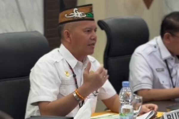 Bupati Gunung Mas Jaya Samaya Monong didampingi Wakil Bupati Gumas dan Sekretaris Daerah (Sekda) Gumas mengikuti rapat bersama Kementerian Keuangan Republik Indonesia (Kemenkeu RI) melalui Zoom Meeting pada Rabu (2/9)/Foto : Dok. Instagram @jaya.s.monong