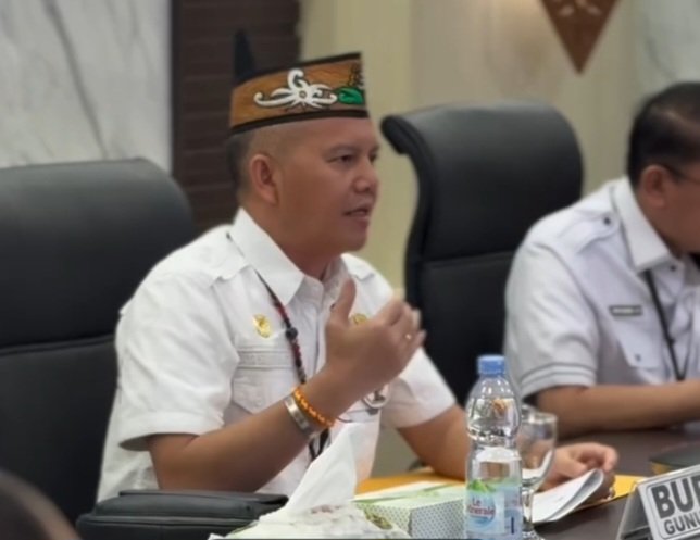 Bupati Gunung Mas Jaya Samaya Monong didampingi Wakil Bupati Gumas dan Sekretaris Daerah (Sekda) Gumas mengikuti rapat bersama Kementerian Keuangan Republik Indonesia (Kemenkeu RI) melalui Zoom Meeting pada Rabu (2/9)/Foto : Dok. Instagram @jaya.s.monong