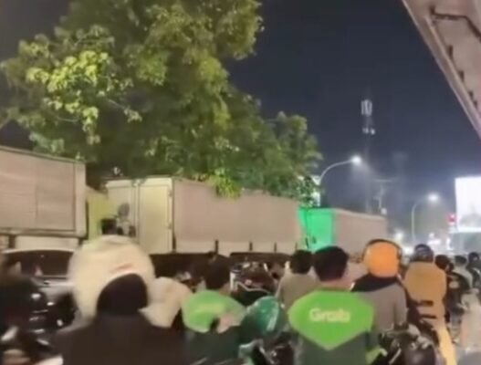 Momen antrean panjang yang mengular di SPBU Makassar/Foto : Instagram @lambe_turah