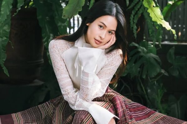 Maudy Ayunda dihujat netizen Indonesia usai membuat konten video YouTube tentang mindfulness di tengah derasnya berita buruk, hingga dituding tone deaf terhadap kondisi sosial yang dihadapi masyarakat Indonesia saat ini/Foto : Dok. Instagram @maudyayunda