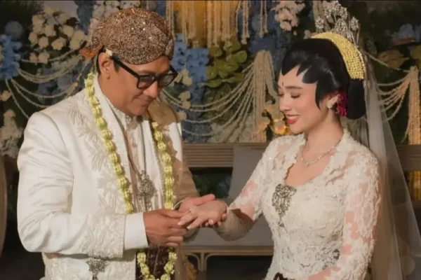 Andre Taulany dan Amanda Rigby melangsungkan akad nikah secara tertutup pada Minggu, (20/9), dengan mengusung adat Jawa/Foto : Dok. Instagram @andreastaulany