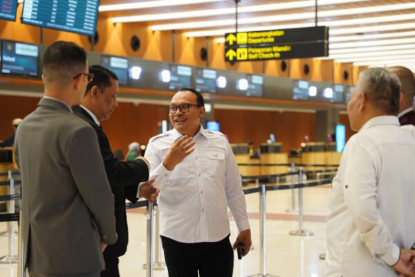 Anggota Ombudsman RI Robert Na Endi Jaweng saat memantau langsung pelayanan penumpang di Bandara Internasional Soekarno-Hatta, Tangerang, Banten, Senin (7/9)/Foto : Dok. Ombudsman RI