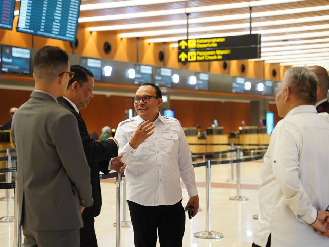 Anggota Ombudsman RI Robert Na Endi Jaweng saat memantau langsung pelayanan penumpang di Bandara Internasional Soekarno-Hatta, Tangerang, Banten, Senin (7/9)/Foto : Dok. Ombudsman RI