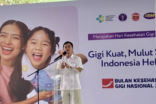 Wakil Menteri Kesehatan (Wamenkes) Dante Saksono Harbuwono saat menghadiri peresmian Bulan Kesehatan Gigi Nasional (BKGN) 2026 di SDN Menteng 01, Jakarta, Kamis (17/9)