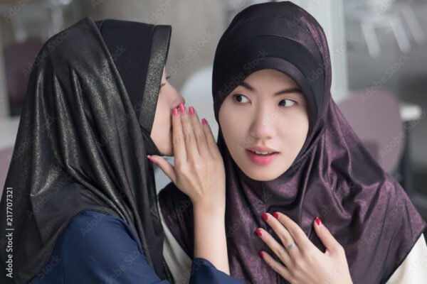 Syekh Az-Zarnuji dalam kitab Ta’lim al-Muta’allim membahas terkait 5 tipe teman yang sebaiknya dihindari dalam Islam, salah satunya yang hobi bergosip (Al-Fattaan)/Foto : Ilustrasi Dok. Adobe Stock