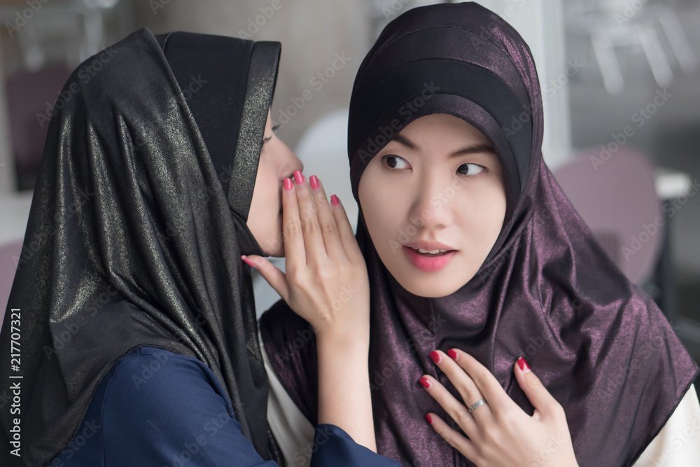 Syekh Az-Zarnuji dalam kitab Ta’lim al-Muta’allim membahas terkait 5 tipe teman yang sebaiknya dihindari dalam Islam, salah satunya yang hobi bergosip (Al-Fattaan)/Foto : Ilustrasi Dok. Adobe Stock