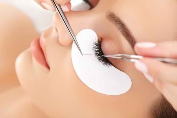 Penelitian yang dipresentasikan dalam Kongres ke-44 European Society of Cataract and Refractive Surgery (ESCRS) menemukan tungau mikroskopis Demodex folliculorum pada 96% pengguna rutin eyelash extension yang menjalani pemeriksaan/Foto : Ilustrasi Dok. Freepik