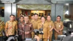 Mendagri Tito Karnavian dan Menkeu Suahasil Nazara usai melakukan pertemuan di Kantor Kementerian Dalam Negeri (Kemendagri), Jakarta, Selasa (27/10)/Foto : Dok. Puspen Kemendagri