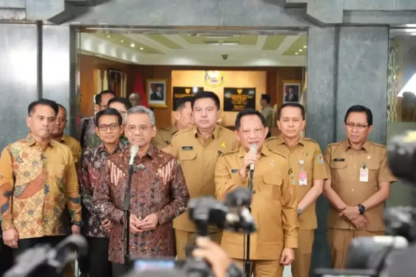 Mendagri Tito Karnavian dan Menkeu Suahasil Nazara usai melakukan pertemuan di Kantor Kementerian Dalam Negeri (Kemendagri), Jakarta, Selasa (27/10)/Foto : Dok. Puspen Kemendagri
