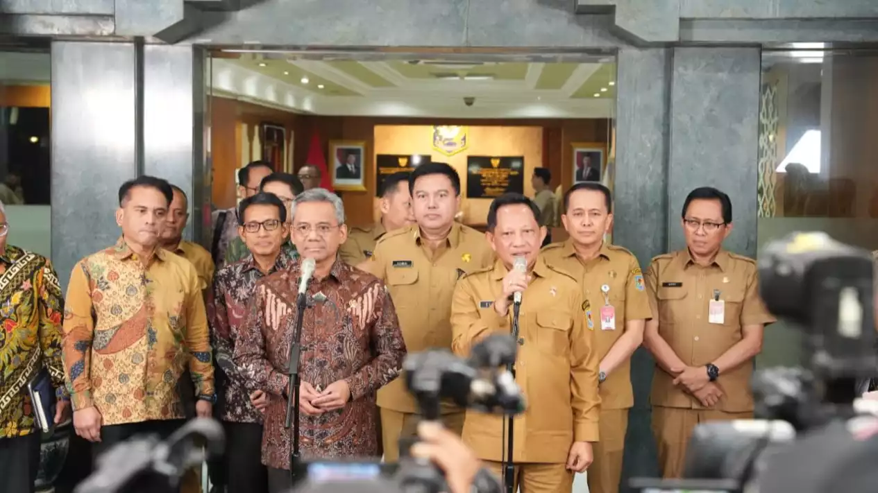 Mendagri Tito Karnavian dan Menkeu Suahasil Nazara usai melakukan pertemuan di Kantor Kementerian Dalam Negeri (Kemendagri), Jakarta, Selasa (27/10)/Foto : Dok. Puspen Kemendagri