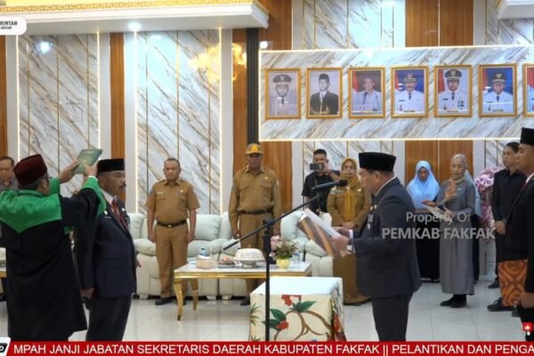Arif H. Rumagesan, S.Sos., M.AP., resmi dilantik sebagai Sekretaris Daerah (Sekda) Kabupaten Fakfak oleh Bupati Fakfak, Samaun Dahlan, S.Sos., M.AP., pada Senin (19/10)/Foto : YouTube Pemkab Fakfak