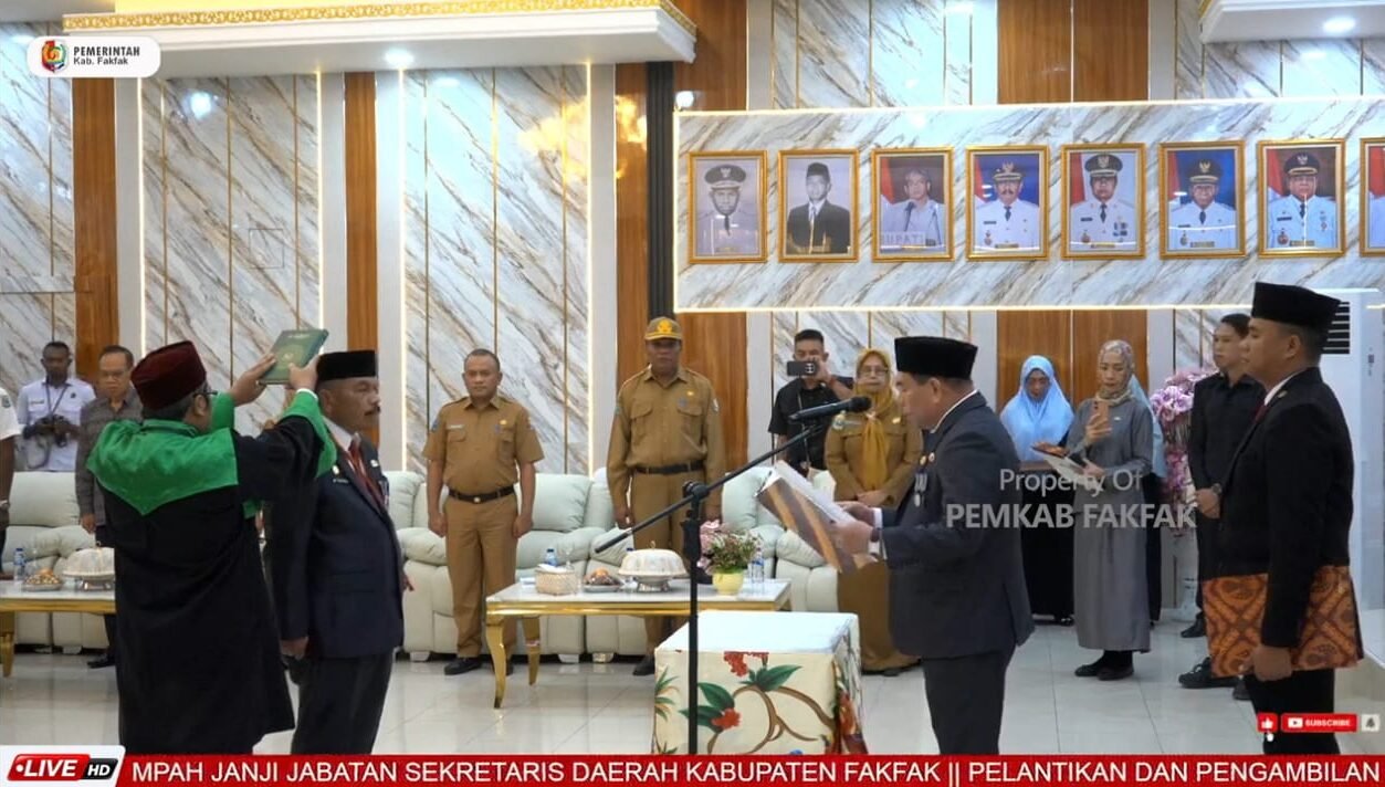 Arif H. Rumagesan, S.Sos., M.AP., resmi dilantik sebagai Sekretaris Daerah (Sekda) Kabupaten Fakfak oleh Bupati Fakfak, Samaun Dahlan, S.Sos., M.AP., pada Senin (19/10)/Foto : YouTube Pemkab Fakfak
