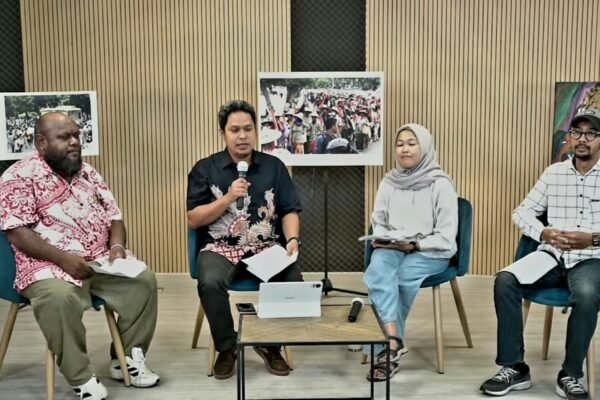 YLBHI menyampaikan catatan dua tahun pemerintahan Prabowo-Gibran di Jakarta, Senin (19/10)/Foto : GPriority (Nindya Farhah Azzahrah)