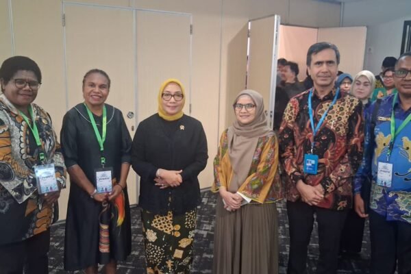 Yonas Tota, SE.MM, Plt. Sekretaris Dinas Komunikasi, Informatika, Statistik dan Persandian Provinsi Papua Barat Daya, seusai menghadiri Lokakarya Pengintegrasian Pelindungan Anak di Ruang Digital ke dalam Kebijakan Daerah di Tangerang, Selasa (20/10)/Foto : Dok. GPriority (Risma Octavia)