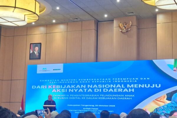Menteri PPPA, Dra. Hj. Arifatul Choiri Fauzi, M.Si., saat memberikan sambutan dalam pembukaan Lokakarya Pengintegrasian Pelindungan Anak di Ruang Digital ke dalam Kebijakan Daerah yang berlangsung di Tangerang, Selasa (20/10)/Foto : GPriority (Risma Octavia)