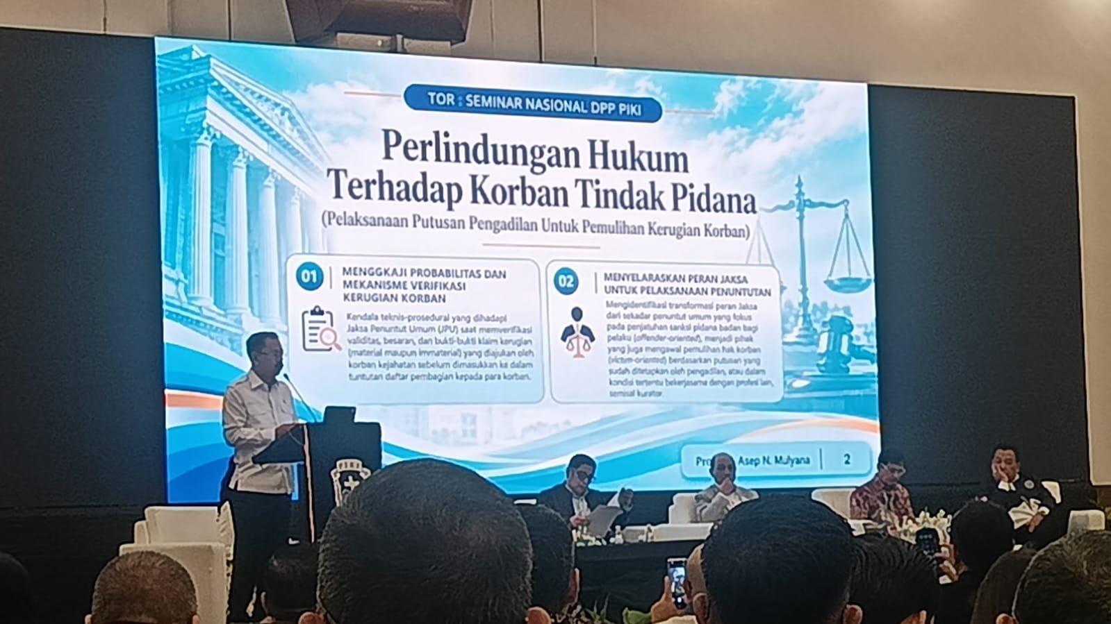Prof. Dr. Asep Nana Mulyana, S.H., M.Hum. dalam agenda Seminar Nasional Hukum yang membahas perlindungan hukum terhadap korban tindak pidana, yang berlangsung di Balai Kartini, Jakarta, Selasa (20/10)/Foto : Dok. GPriority (Nindya Farhah Azzahrah)