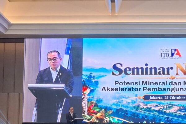 Mendiktisaintek Prof. Brian Yuliarto saat memberikan paparan dalam Seminar Nasional “Potensi Mineral dan Migas sebagai Akselerator Pembangunan di Tanah Papua” di Jakarta, Rabu (21/10)/Foto : Dok. GPriority (Risma Octavia)