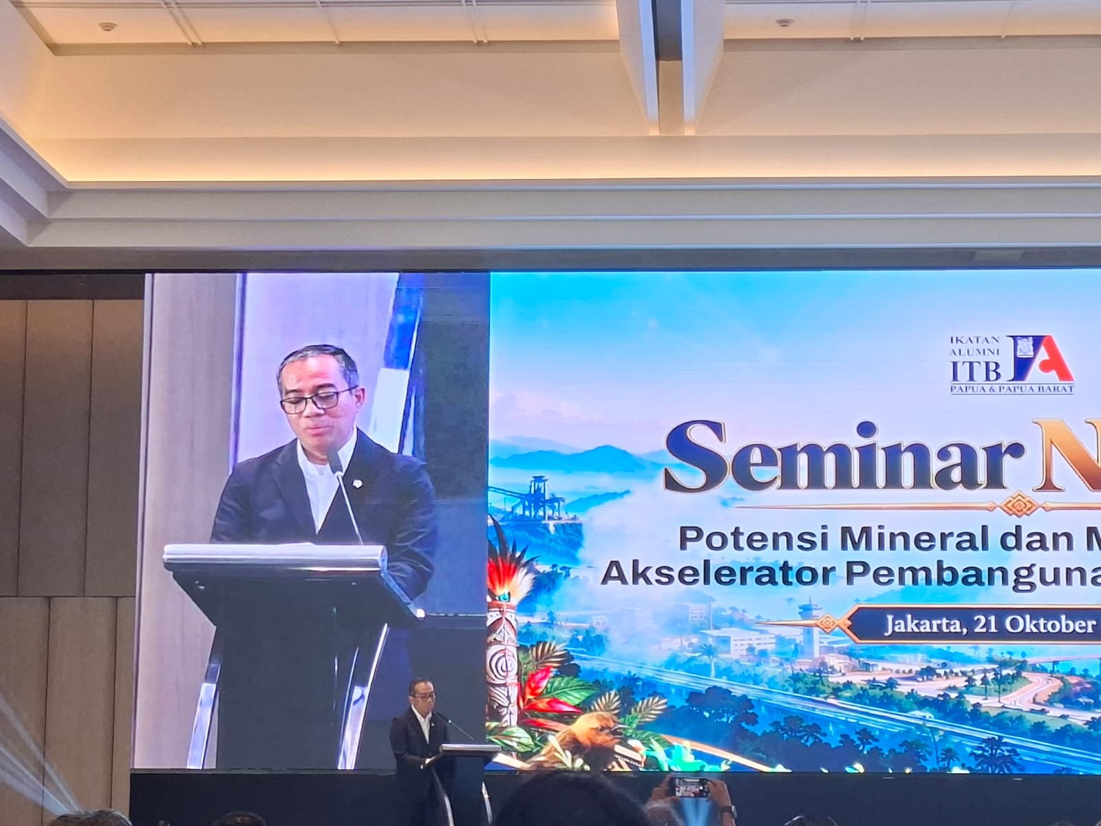 Mendiktisaintek Prof. Brian Yuliarto saat memberikan paparan dalam Seminar Nasional “Potensi Mineral dan Migas sebagai Akselerator Pembangunan di Tanah Papua” di Jakarta, Rabu (21/10)/Foto : Dok. GPriority (Risma Octavia)