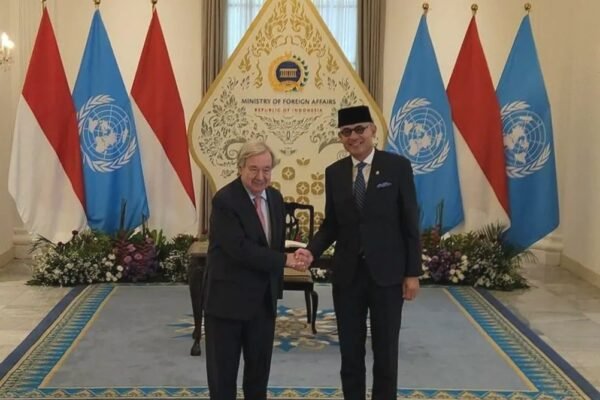 Menlu RI, Arrmanatha Christiawan Nasir saat menyambut kedatangan Sekjen PBB Antonio Guterres di Gedung Pancasila Kemlu RI, Jakarta, Senin (19/10)/Foto : Dok. GPriority (Nindya Farhah Azzahrah)