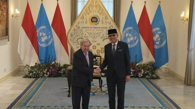 Menlu RI, Arrmanatha Christiawan Nasir saat menyambut kedatangan Sekjen PBB Antonio Guterres di Gedung Pancasila Kemlu RI, Jakarta, Senin (19/10)/Foto : Dok. GPriority (Nindya Farhah Azzahrah)