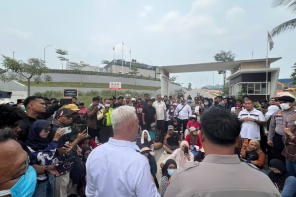 Ratusan warga Kavling Sambau, Kelurahan Sambau, Kecamatan Nongsa, Batam, Kepulauan Riau, menggelar aksi protes setelah mengalami gangguan pasokan air bersih selama berbulan-bulan/Foto : Dok. Istimewa