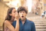 Menurut para peneliti, bergosip dengan pasangan dapat menjadi bentuk ikatan emosional atau emotional bonding/Foto : Ilustrasi Dok. iStock