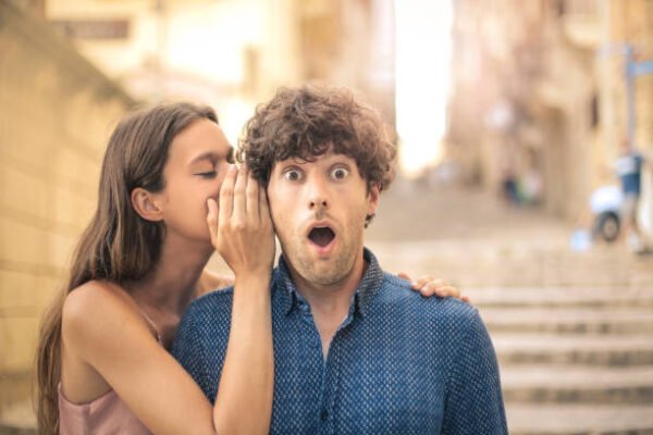 Menurut para peneliti, bergosip dengan pasangan dapat menjadi bentuk ikatan emosional atau emotional bonding/Foto : Ilustrasi Dok. iStock