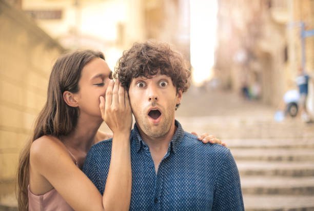 Menurut para peneliti, bergosip dengan pasangan dapat menjadi bentuk ikatan emosional atau emotional bonding/Foto : Ilustrasi Dok. iStock