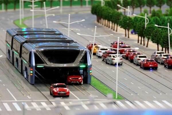 Transit Elevated Bus (TEB), bus futuristis asal China yang dirancang untuk mengatasi kemacetan dengan melintas di atas kendaraan lain/Foto : Dok. Vox